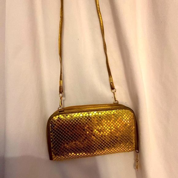 Vintage 1970’s gold tone sequins wallet/clutch with removable shoulder strap. - Picture 5 of 5
